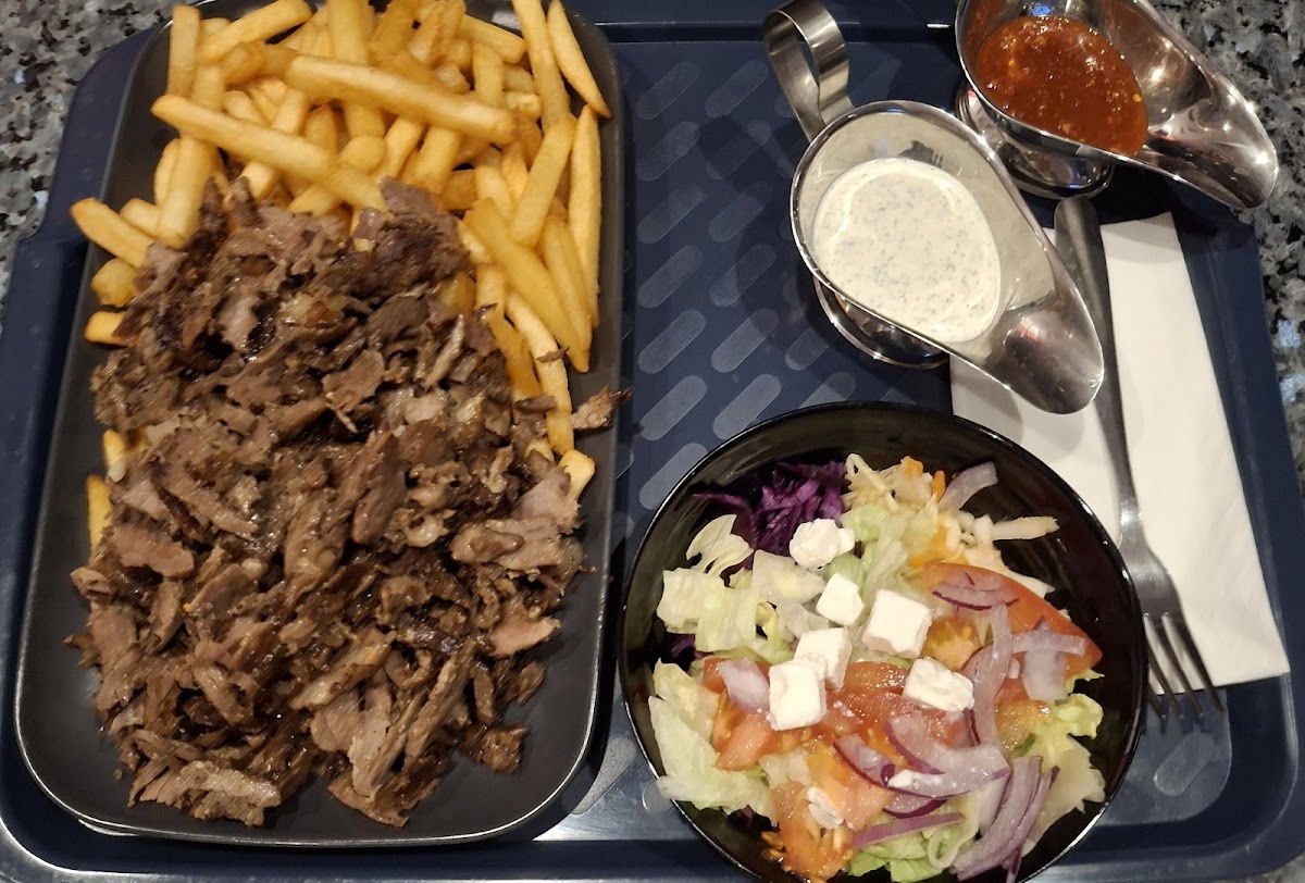 Talerz kebab z frytkami i sałatką