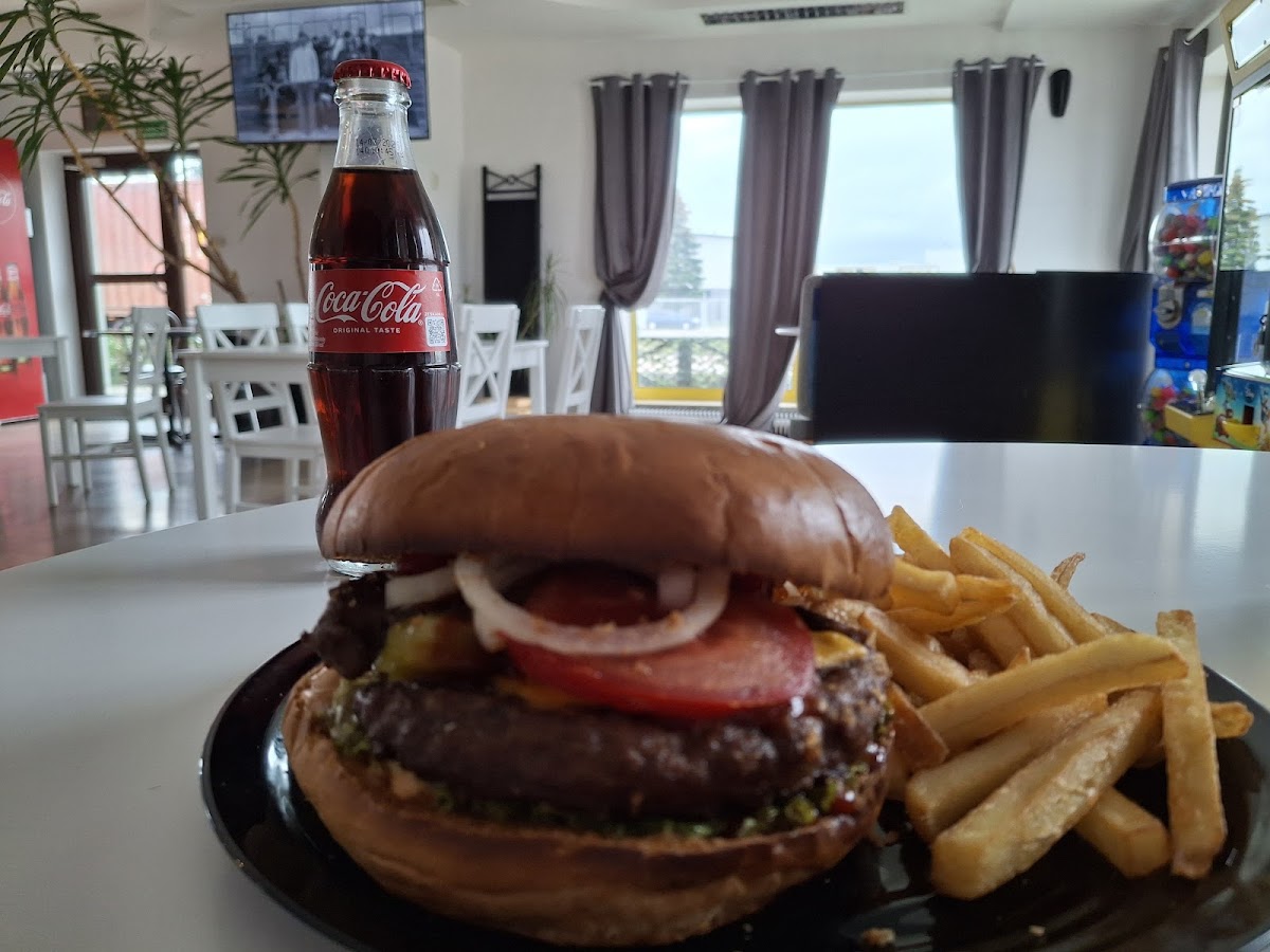 Burger z frytkami w lokalu